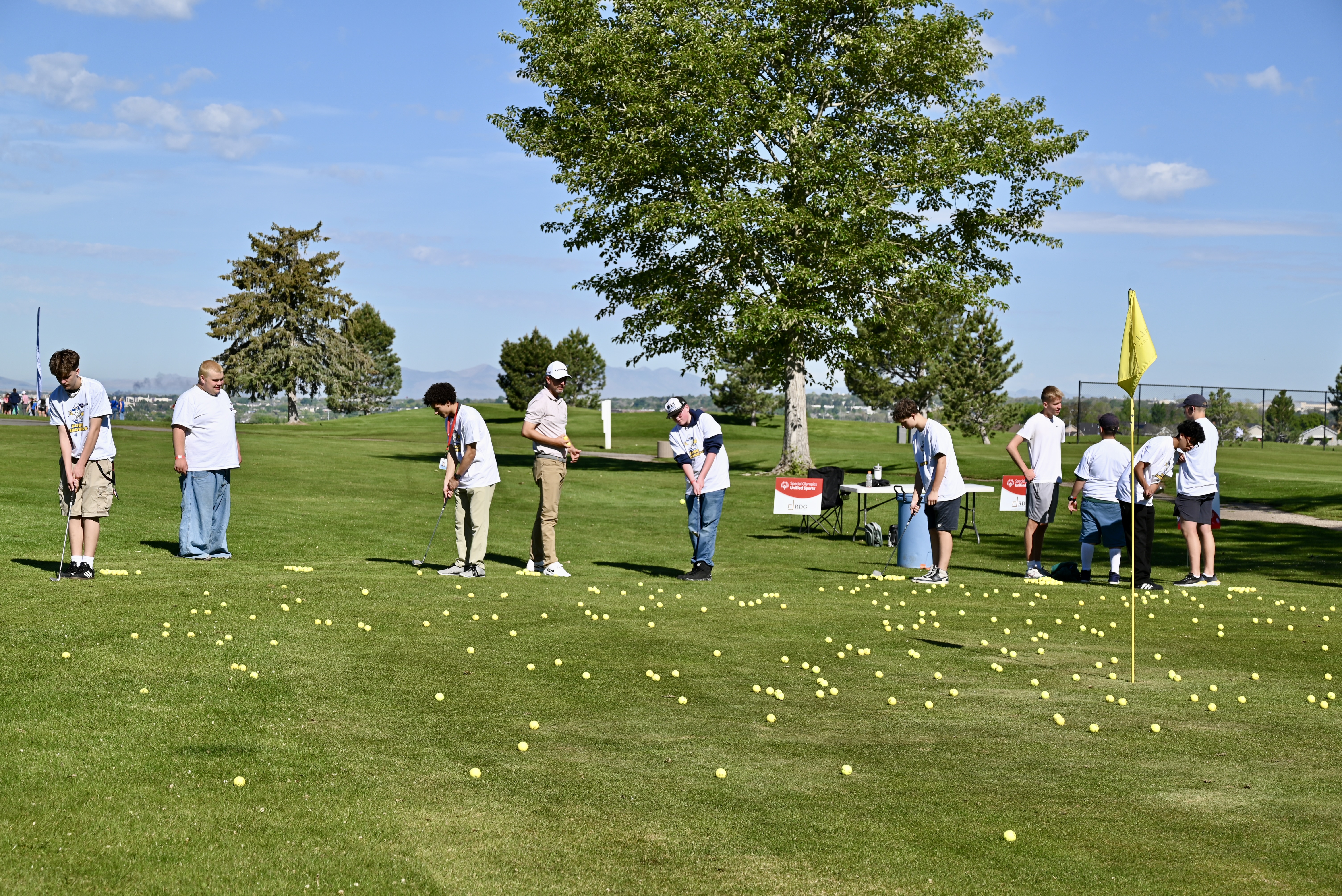 Group chipping practice aimed toward a flag pin